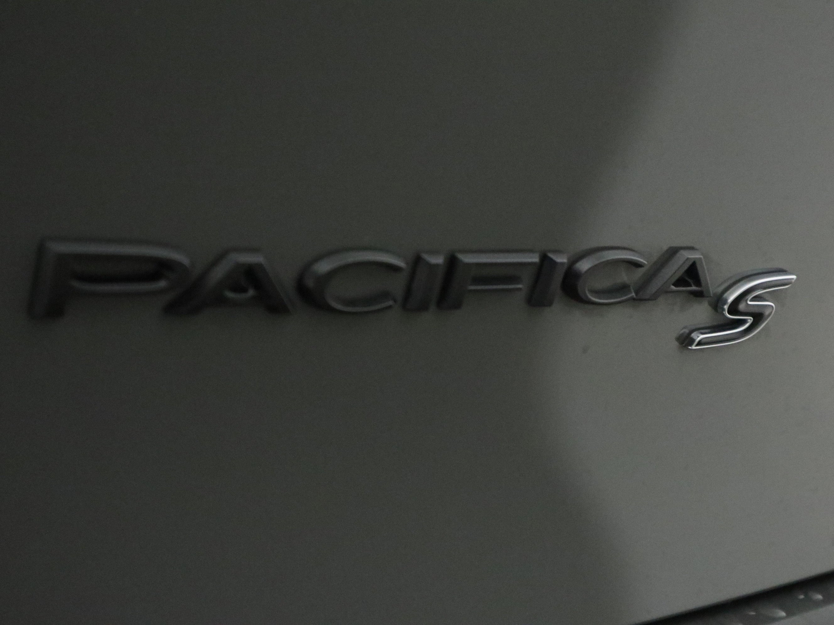 Used 2025 Chrysler Pacifica Limited image 38