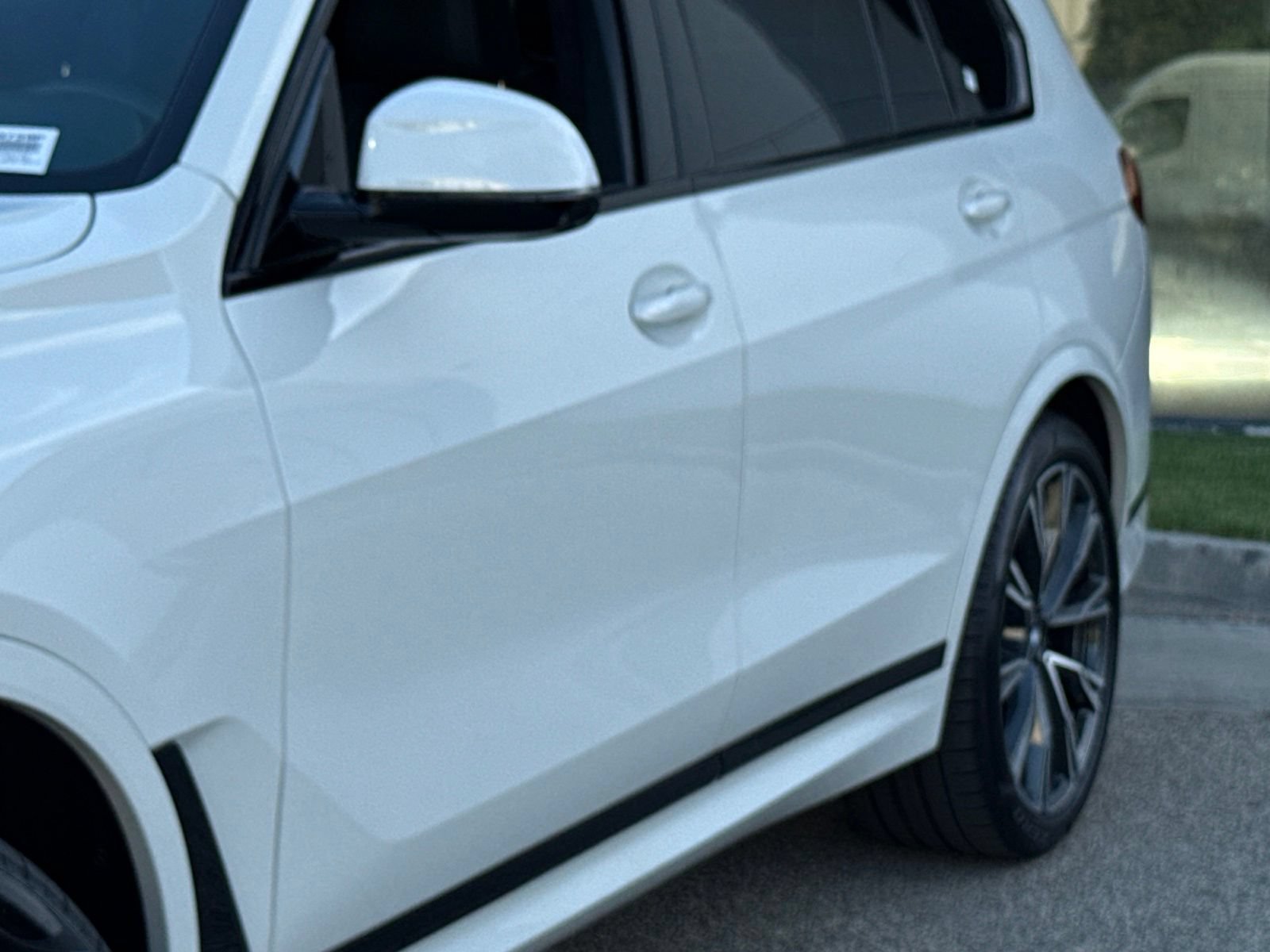Used 2022 BMW X7 xDrive40i w/ M Sport Package AWD/4WD image 4