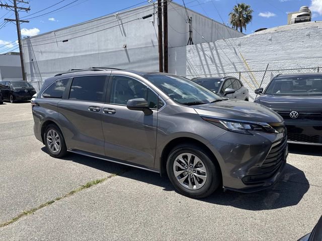 Used 2022 Toyota Sienna LE w/ LE Plus Package AWD/4WD image 2