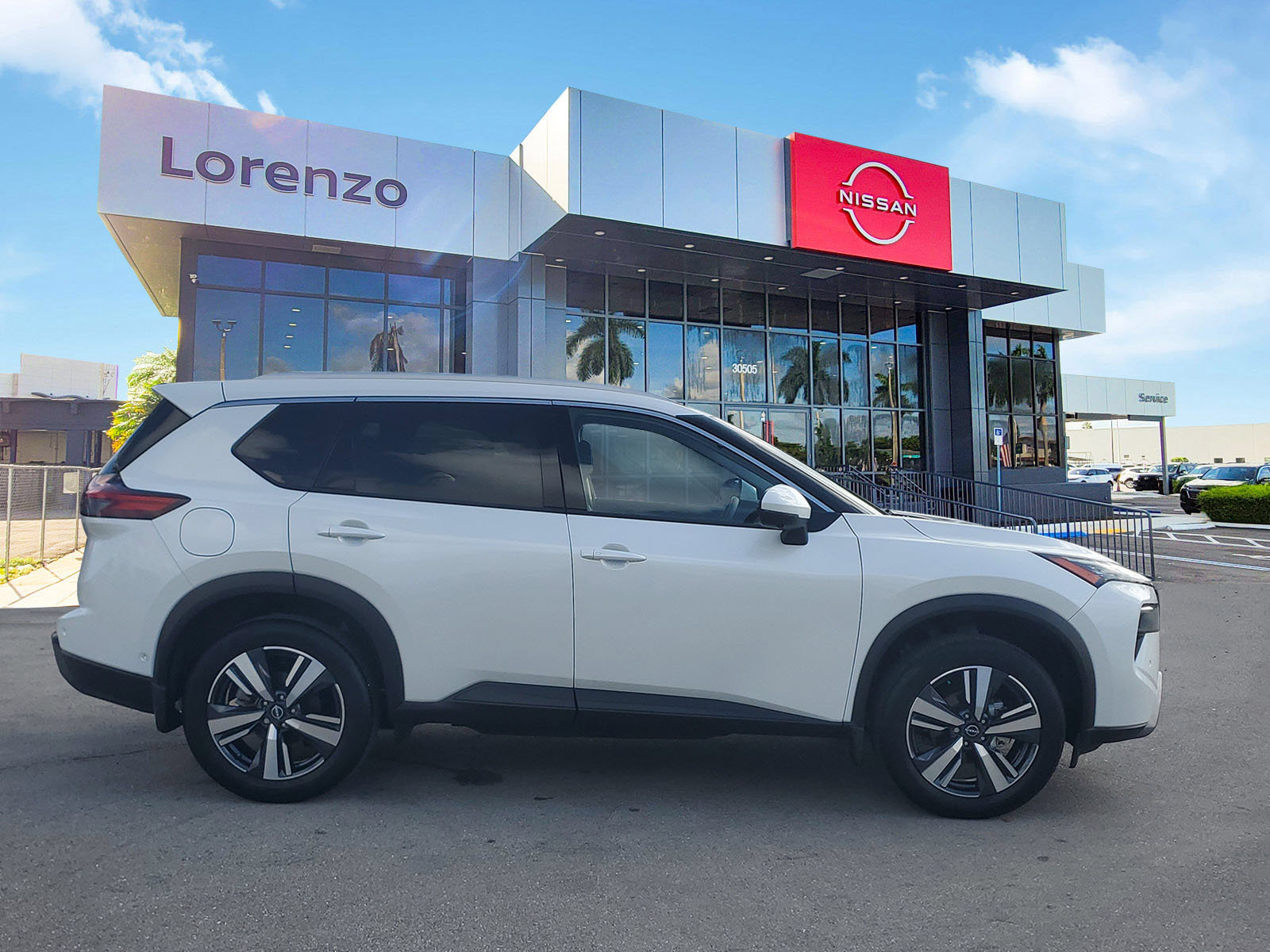 Used 2025 Nissan Rogue SL FWD image 4