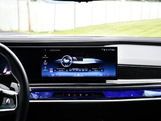 Used 2025 BMW 740i xDrive w/ Executive Package AWD/4WD image 29
