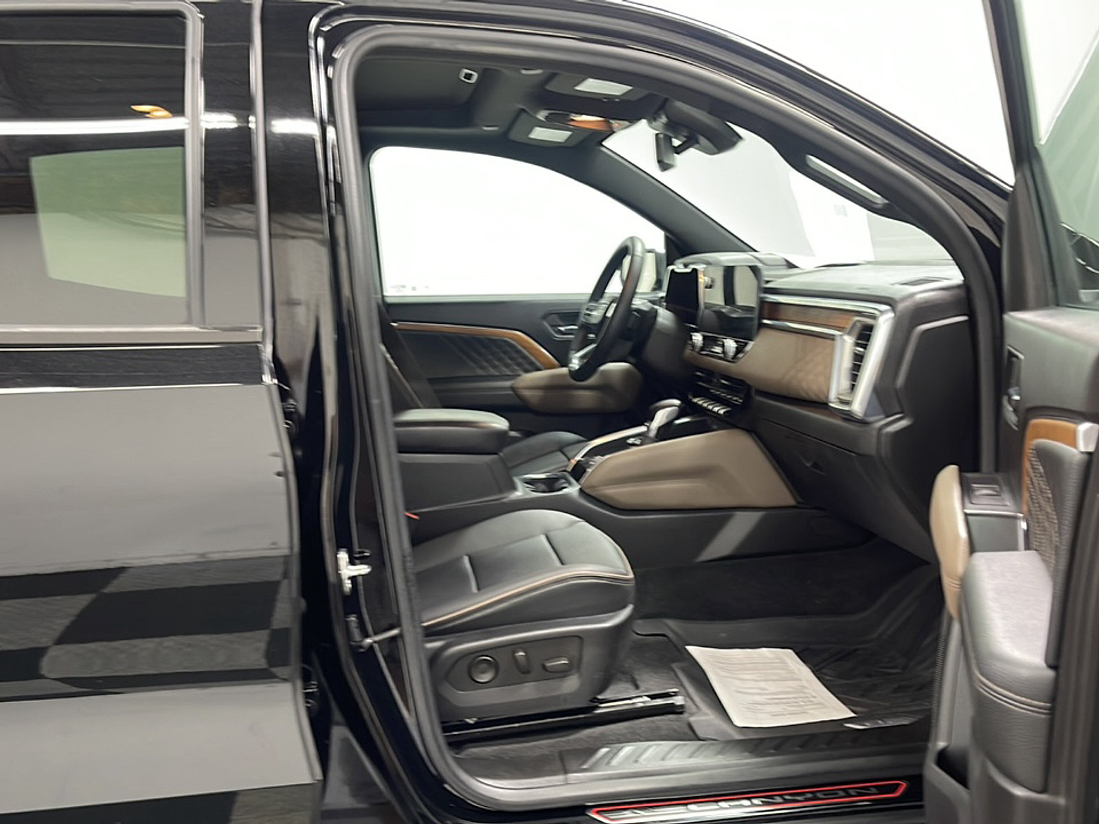 Used 2023 GMC Canyon Denali w/ Denali Black Edition AWD/4WD image 12