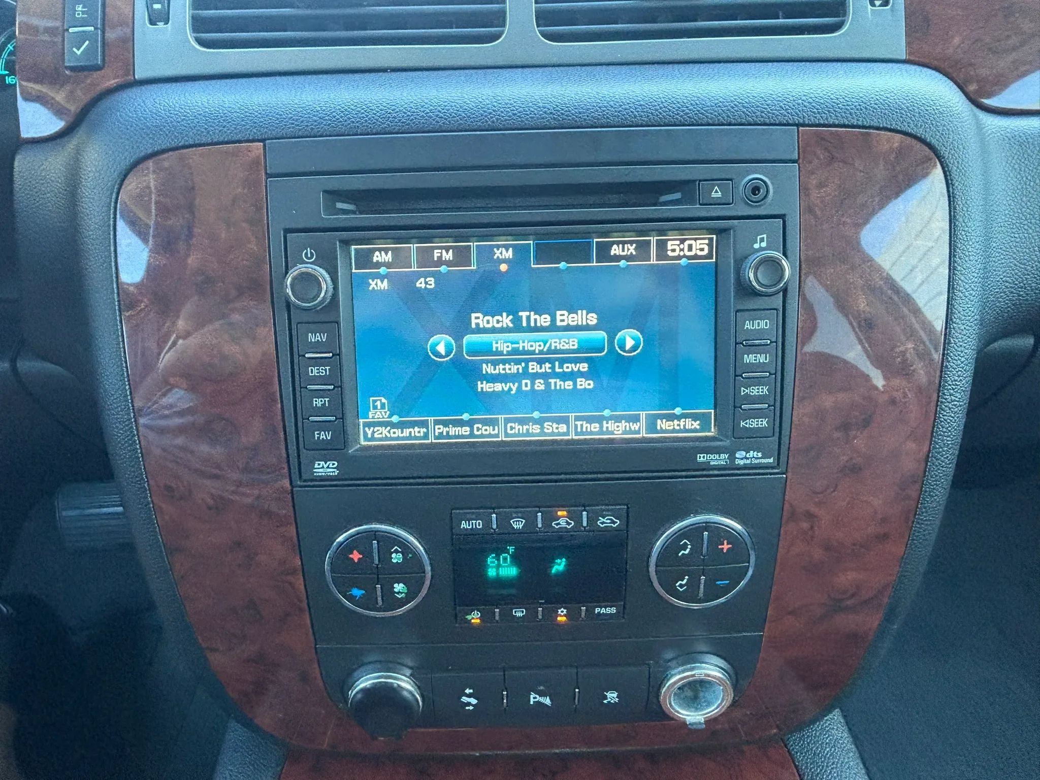 Used 2011 Chevrolet Avalanche LTZ AWD/4WD image 19