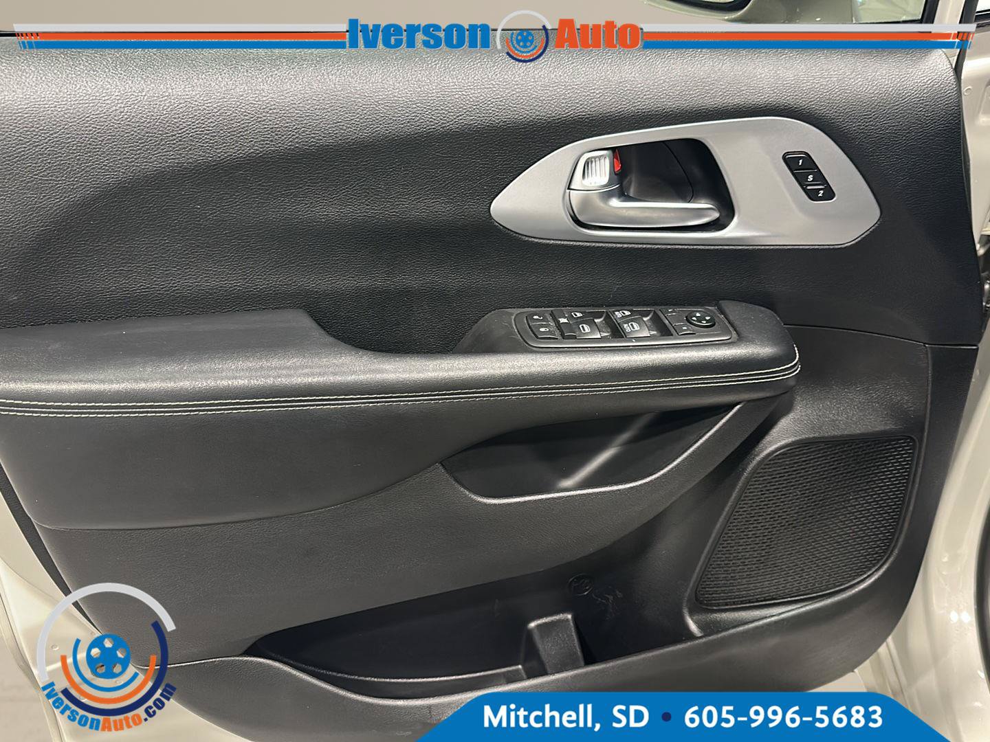 Used 2021 Chrysler Pacifica Touring-L w/ S Appearance Package AWD/4WD image 13