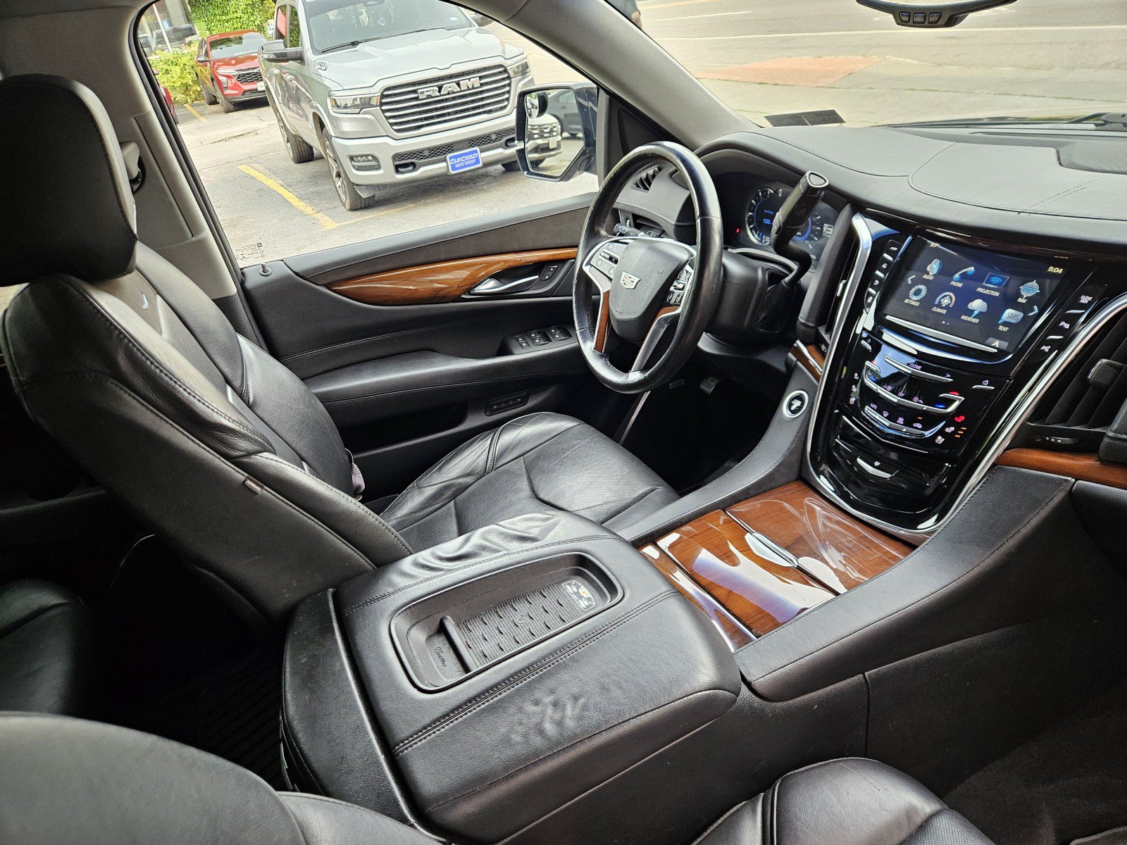 Used 2017 Cadillac Escalade ESV 4WD image 31