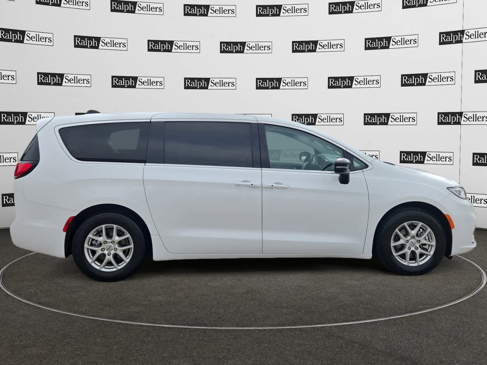 Used 2024 Chrysler Pacifica Touring-L FWD image 7