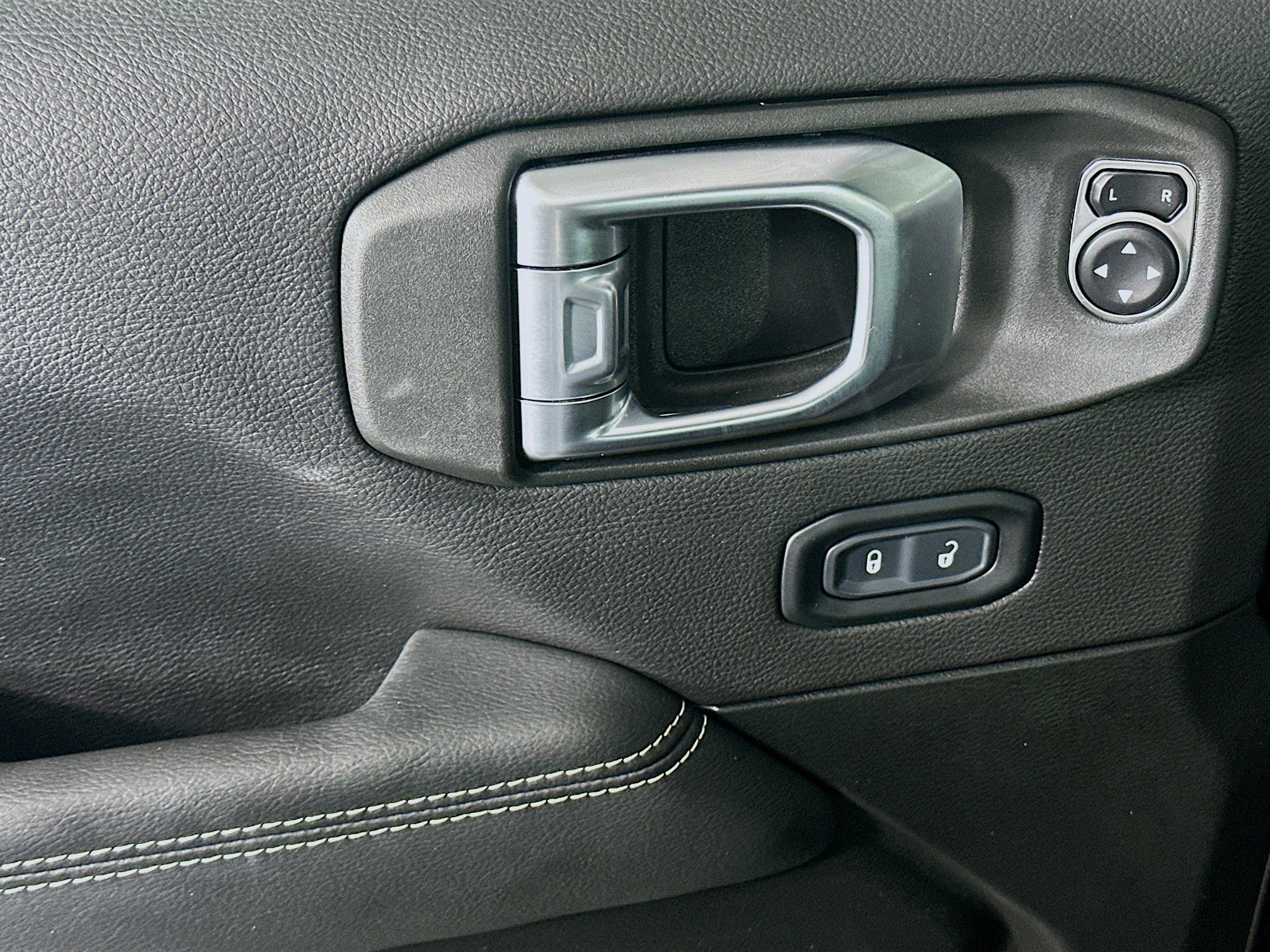 Used 2023 Jeep Wrangler Sahara image 15