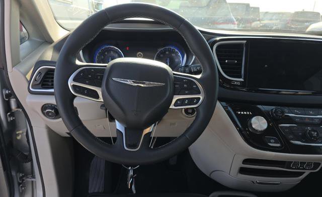 Used 2024 Chrysler Pacifica Touring-L FWD image 7