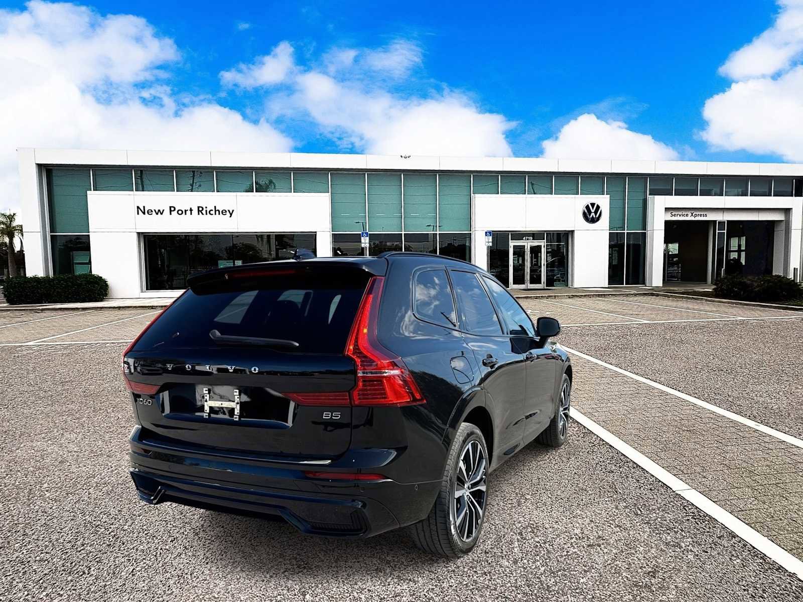 Used 2023 Volvo XC60 B5 Plus w/ Protection Package Premier image 8