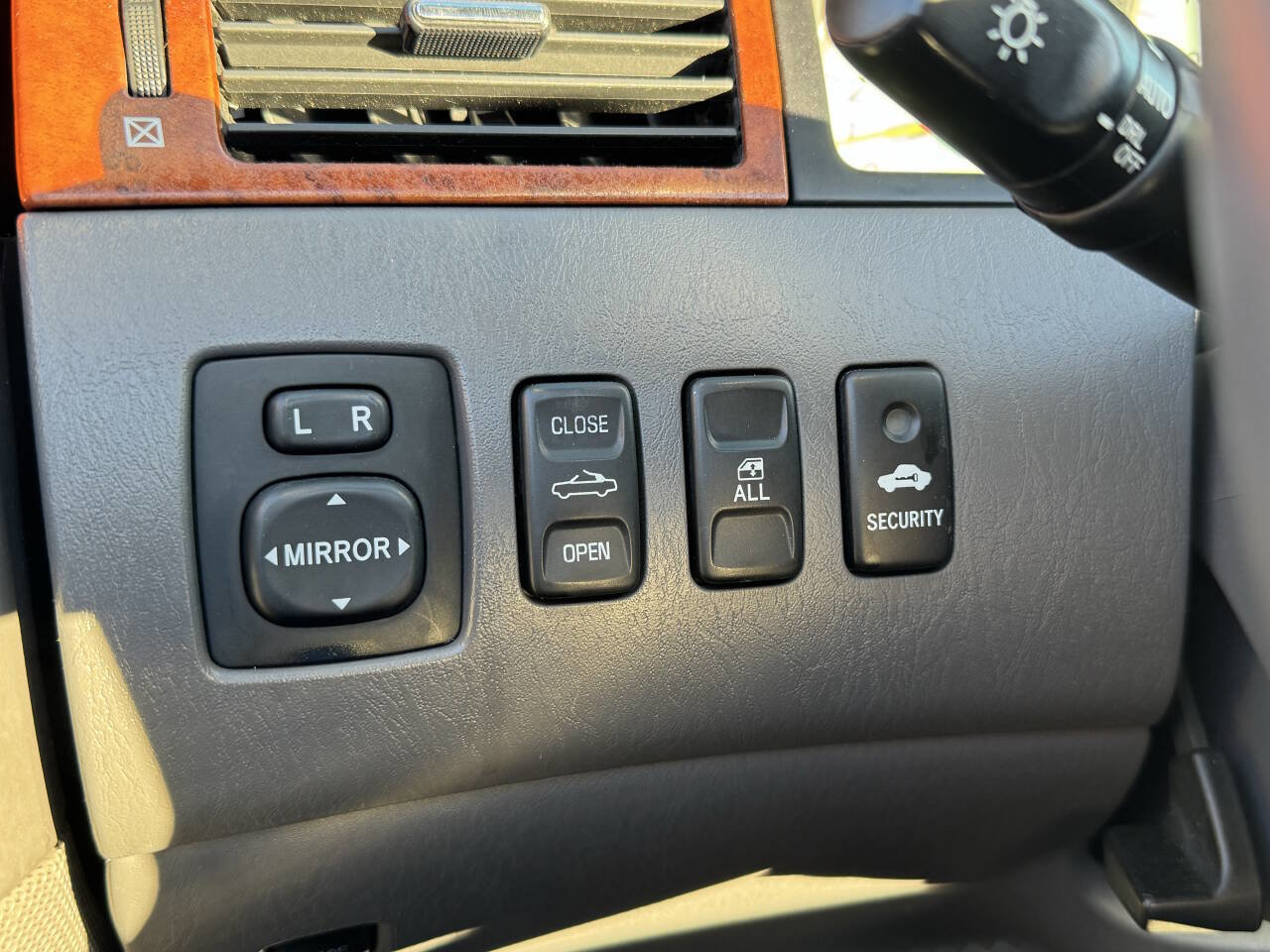 Used 2006 Toyota Solara SLE image 36