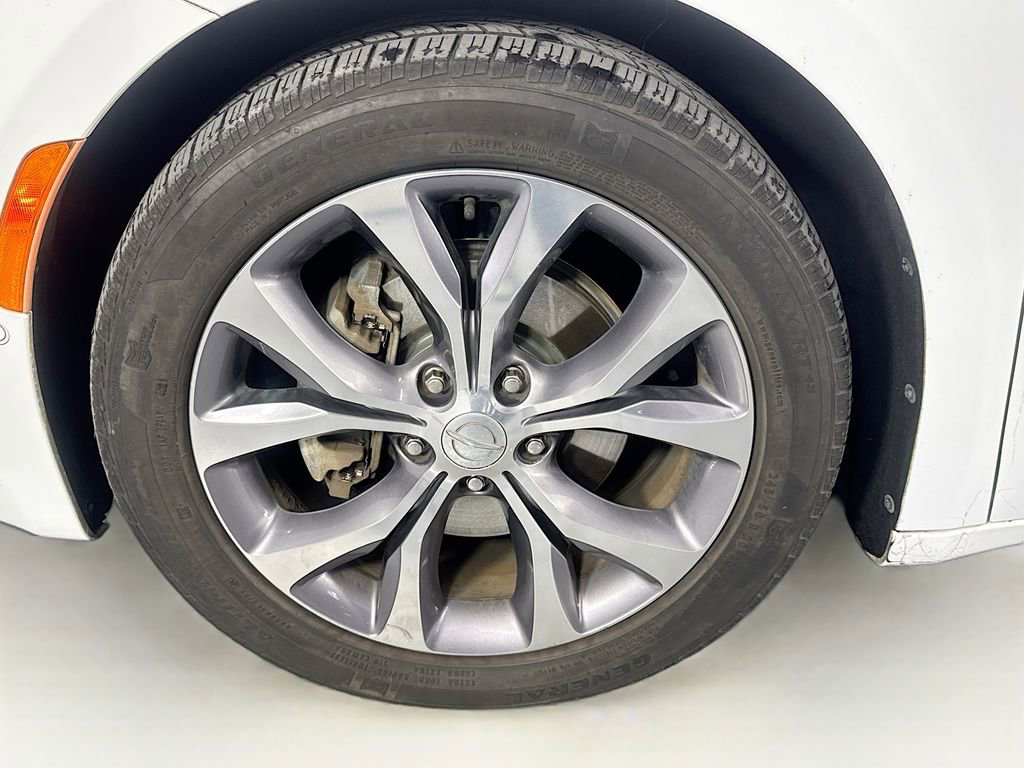 Used 2019 Chrysler Pacifica Limited w/ Tire & Wheel Group image 41