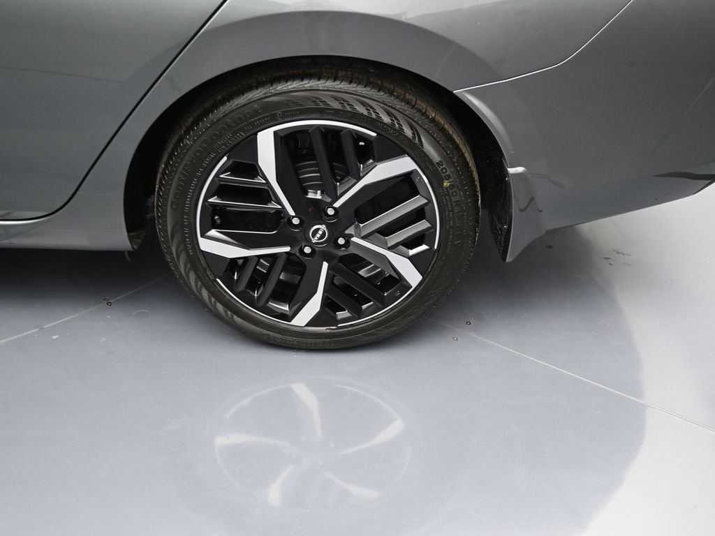 New 2025 Nissan Versa SR w/ Trunk Package FWD image 9