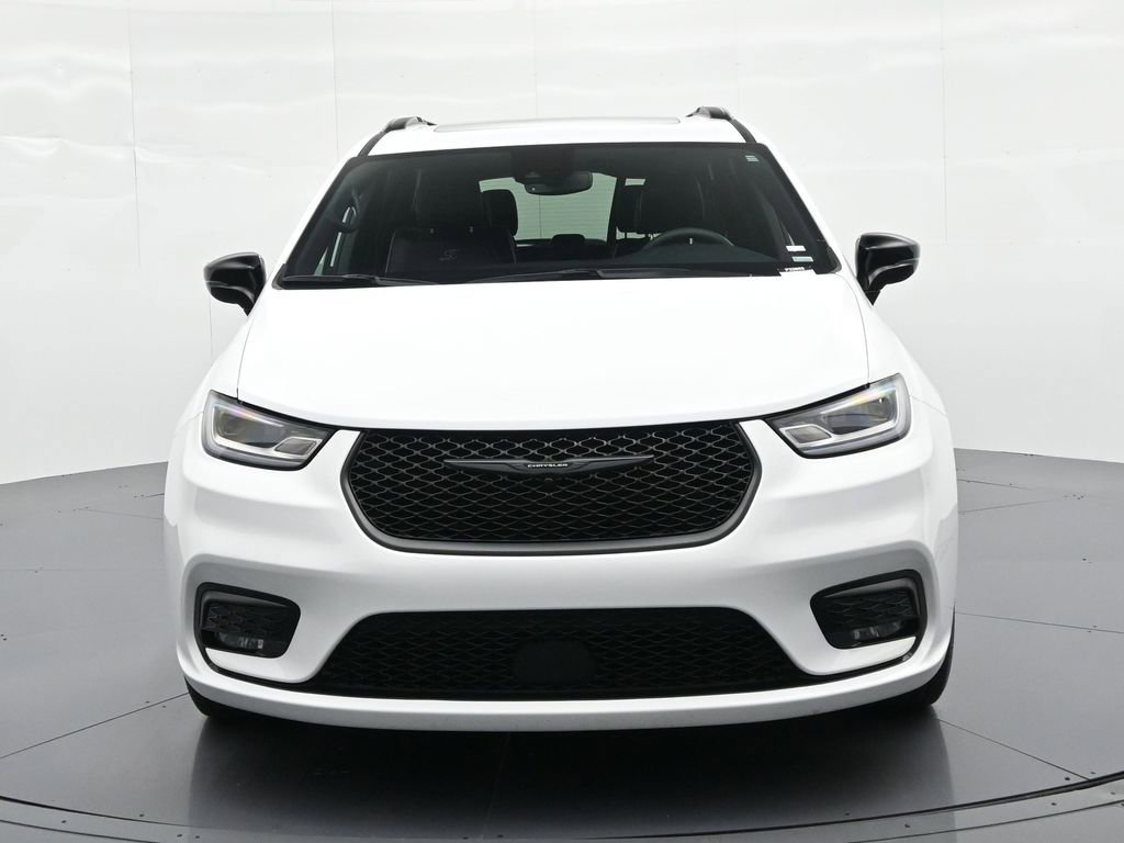 Used 2025 Chrysler Pacifica Limited image 3