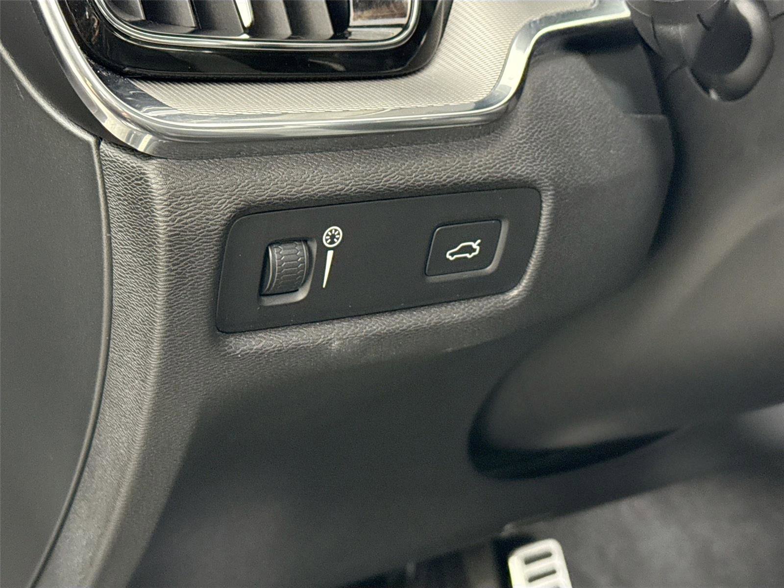 Used 2019 Volvo S60 T5 R-Design image 16