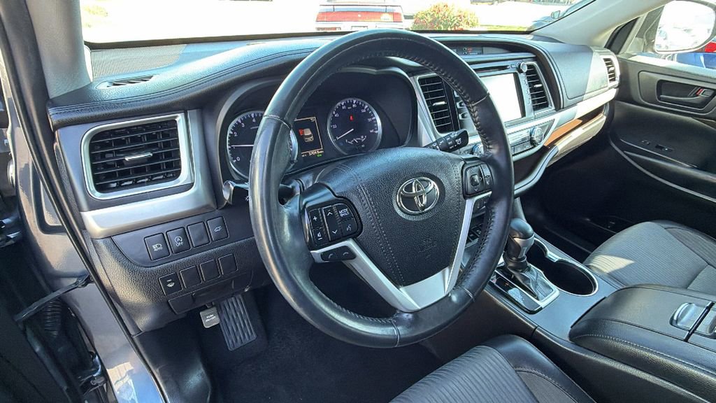 Used 2019 Toyota Highlander Plus AWD/4WD image 31