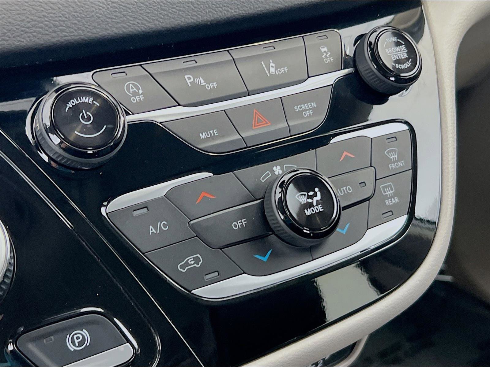 Used 2024 Chrysler Pacifica Touring-L image 16