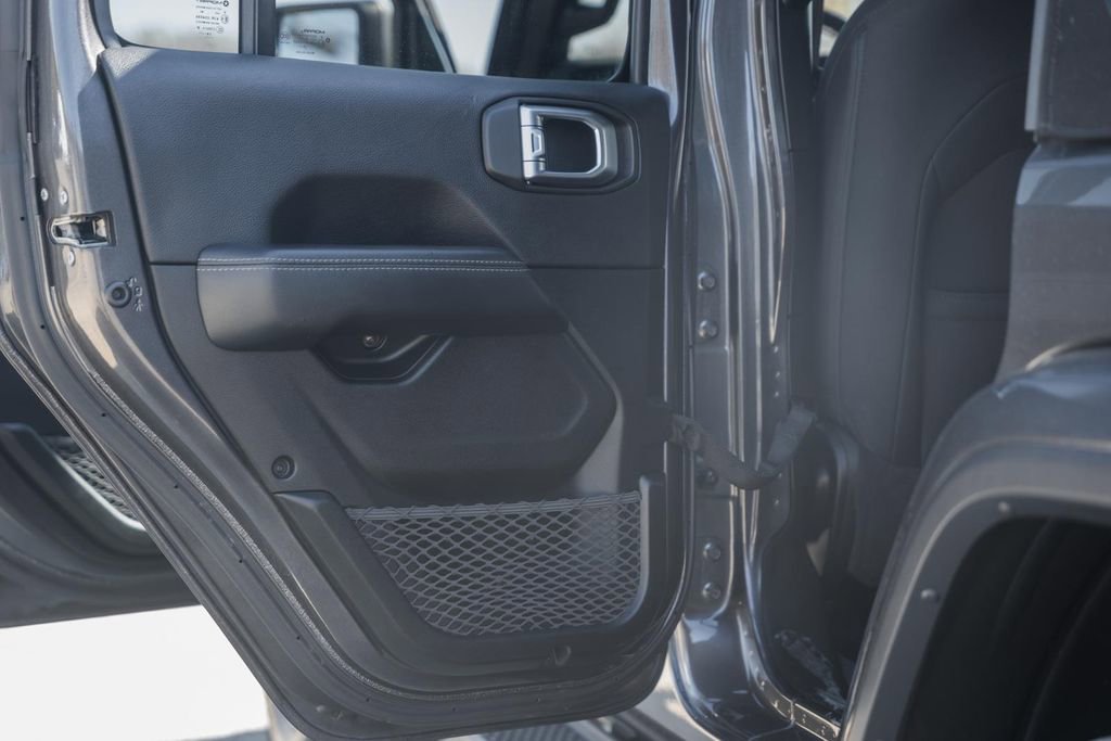 Used 2020 Jeep Wrangler Unlimited Sahara image 37