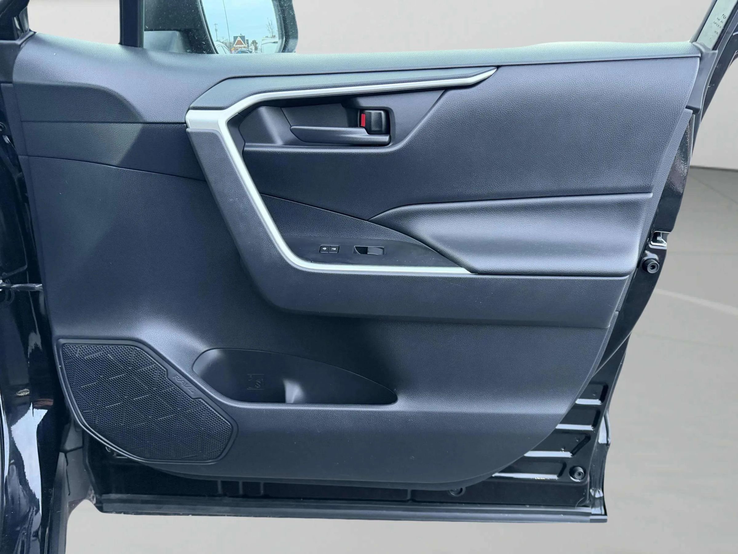 Used 2019 Toyota RAV4 LE image 17