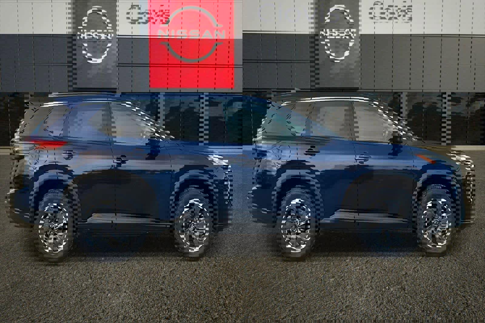 Used 2024 Nissan Rogue SV image 9