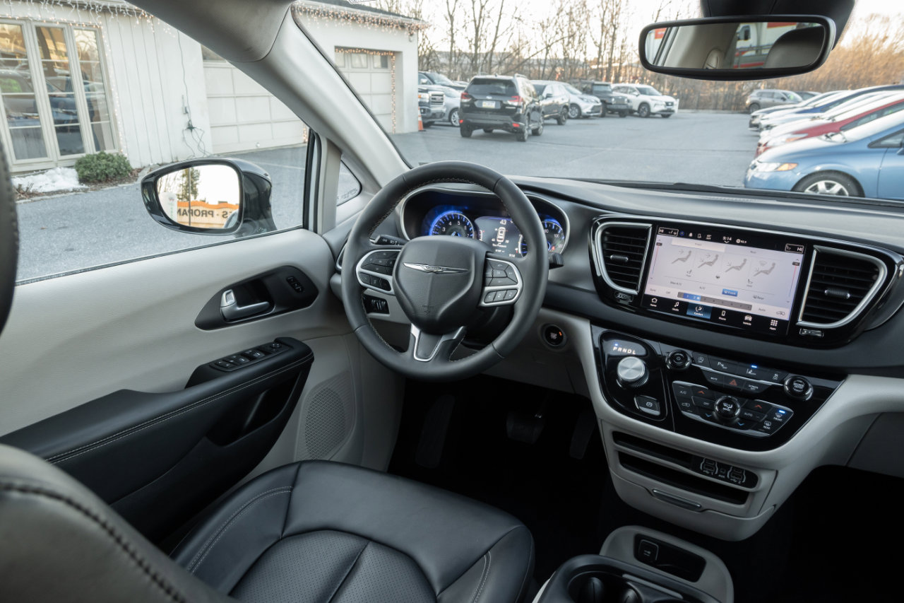 Used 2024 Chrysler Pacifica Touring-L image 26