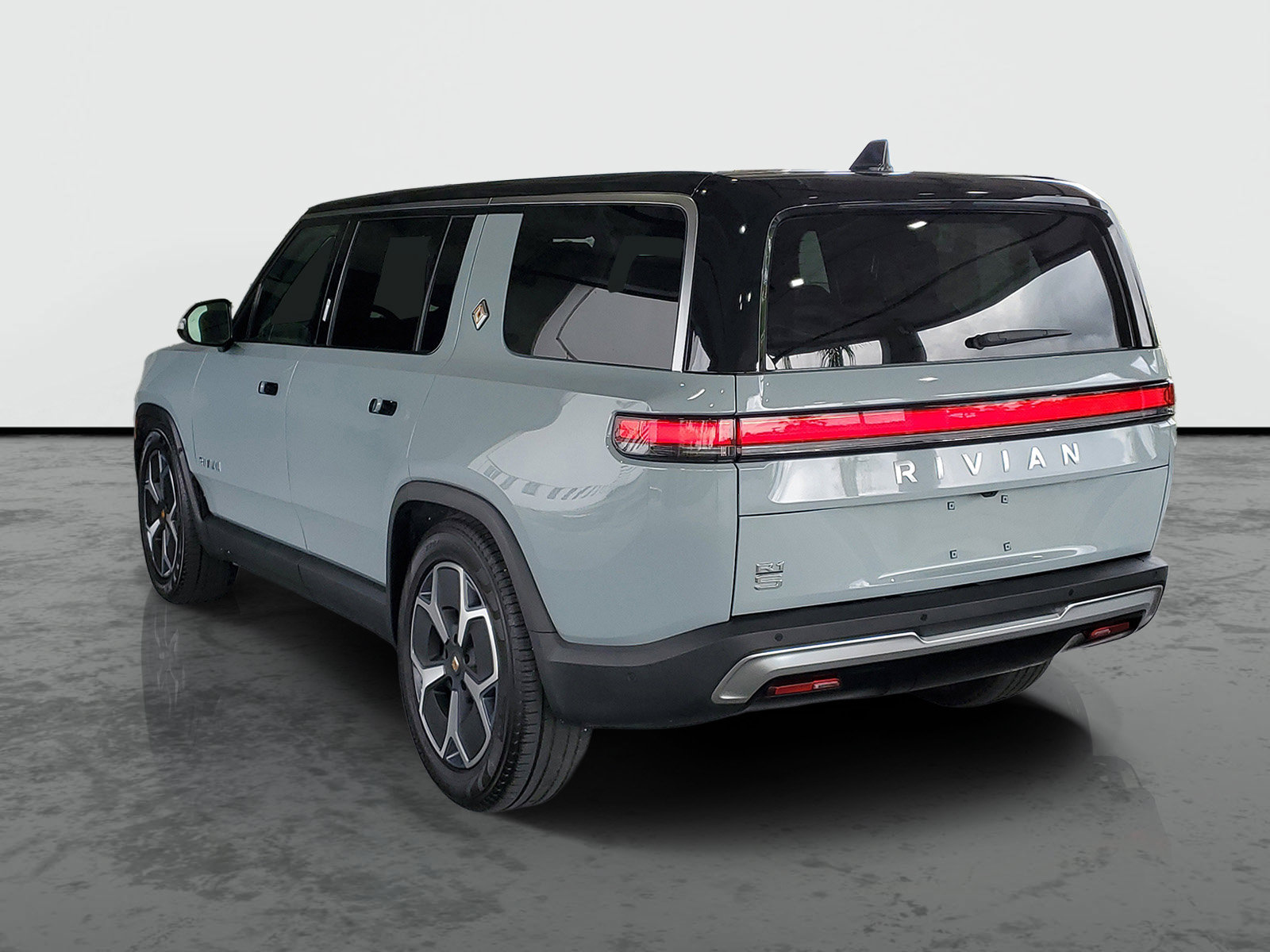 Used 2024 Rivian R1S Adventure AWD/4WD image 3