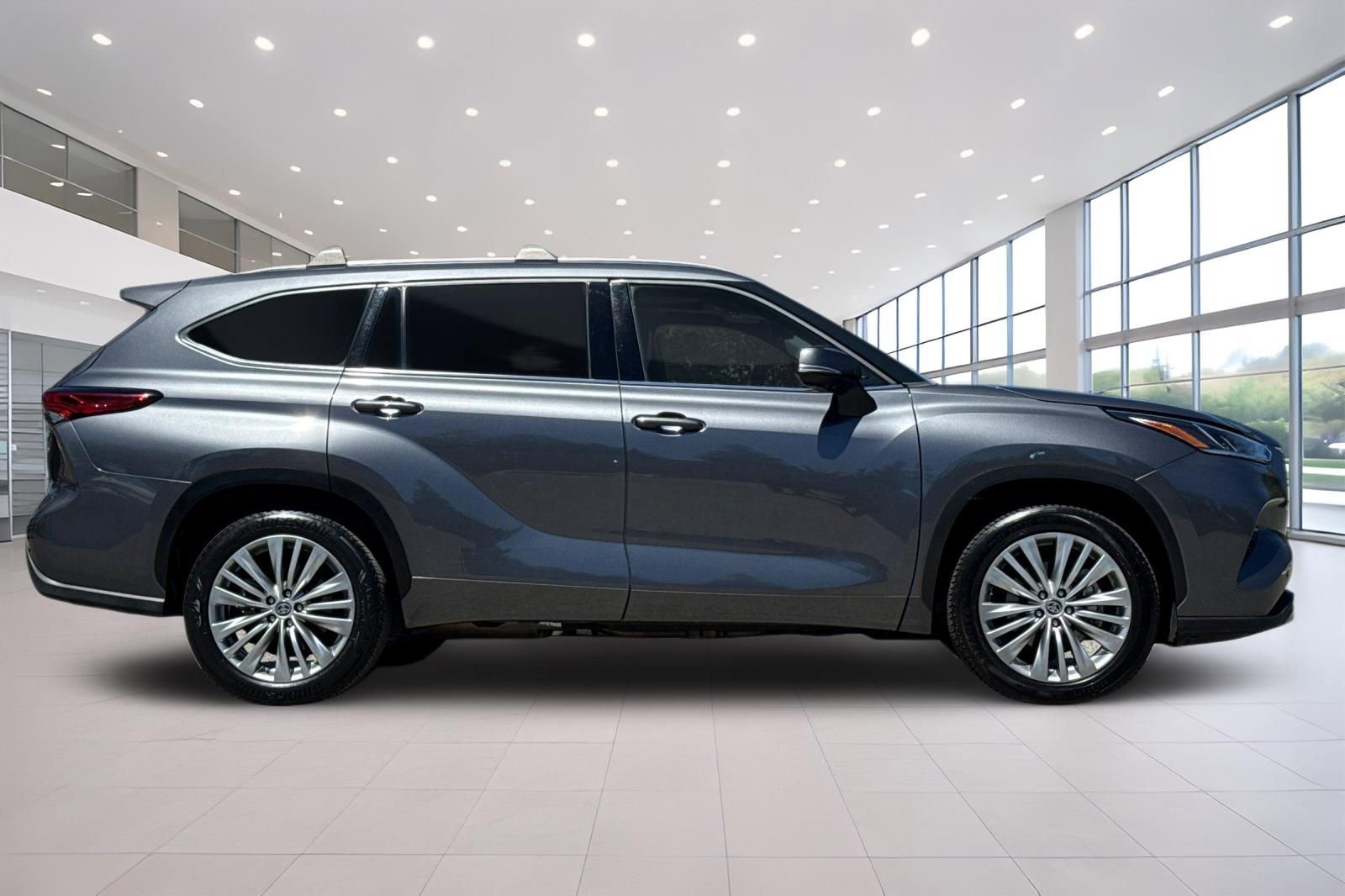 Used 2023 Toyota Highlander Platinum FWD image 3