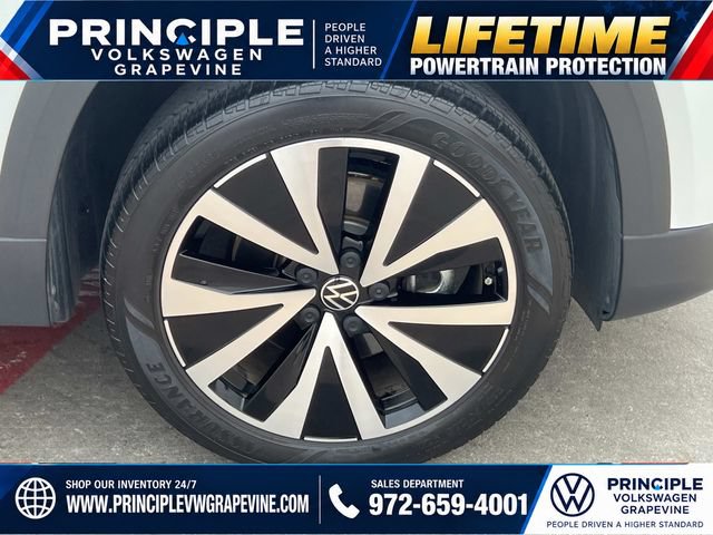 Used 2023 Volkswagen Taos SE w/ Panoramic Sunroof Package FWD image 3