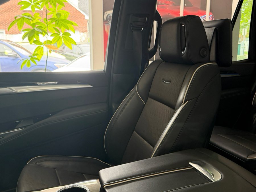 Used 2025 Cadillac Escalade Premium Luxury AWD/4WD image 15