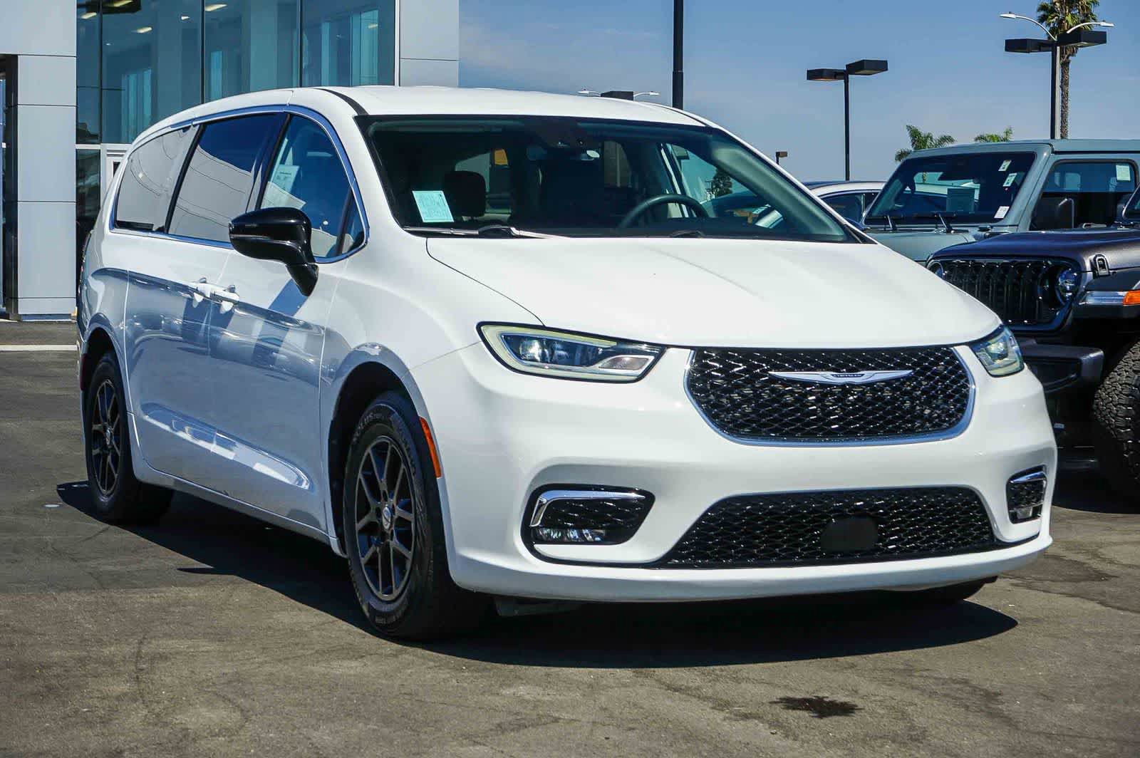 Used 2024 Chrysler Pacifica Touring-L image 3