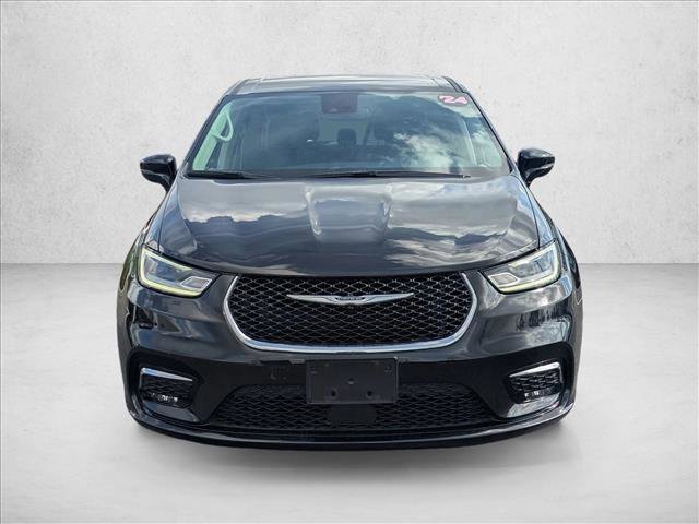 Used 2024 Chrysler Pacifica Select image 2
