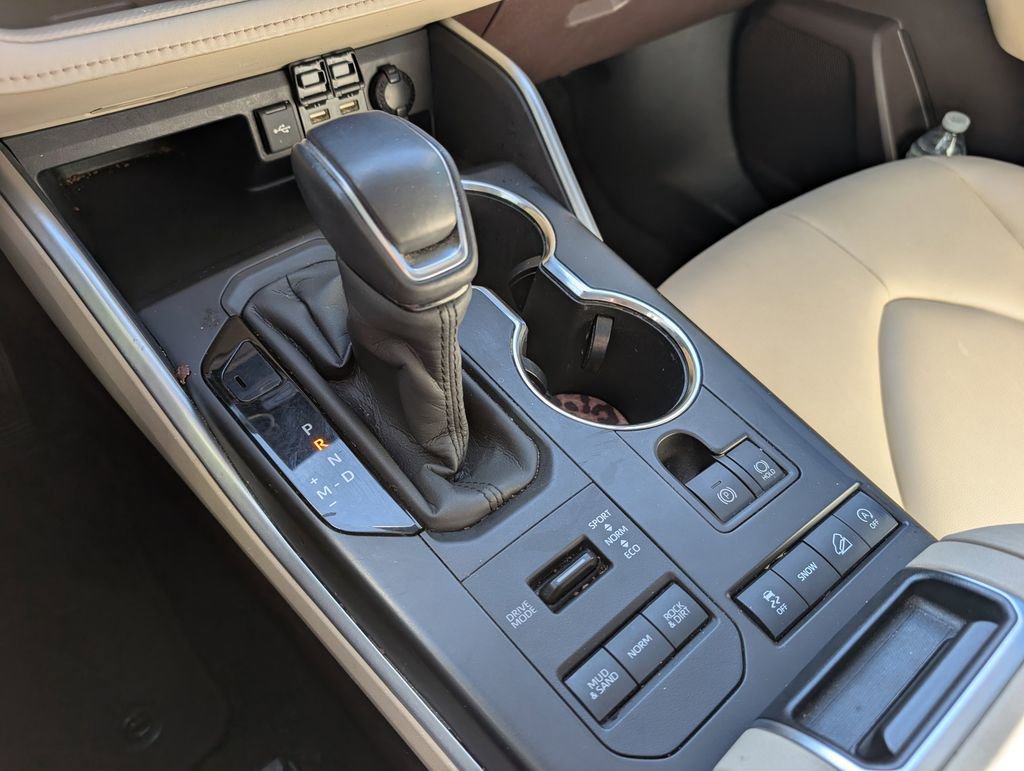 Used 2020 Toyota Highlander XLE image 19