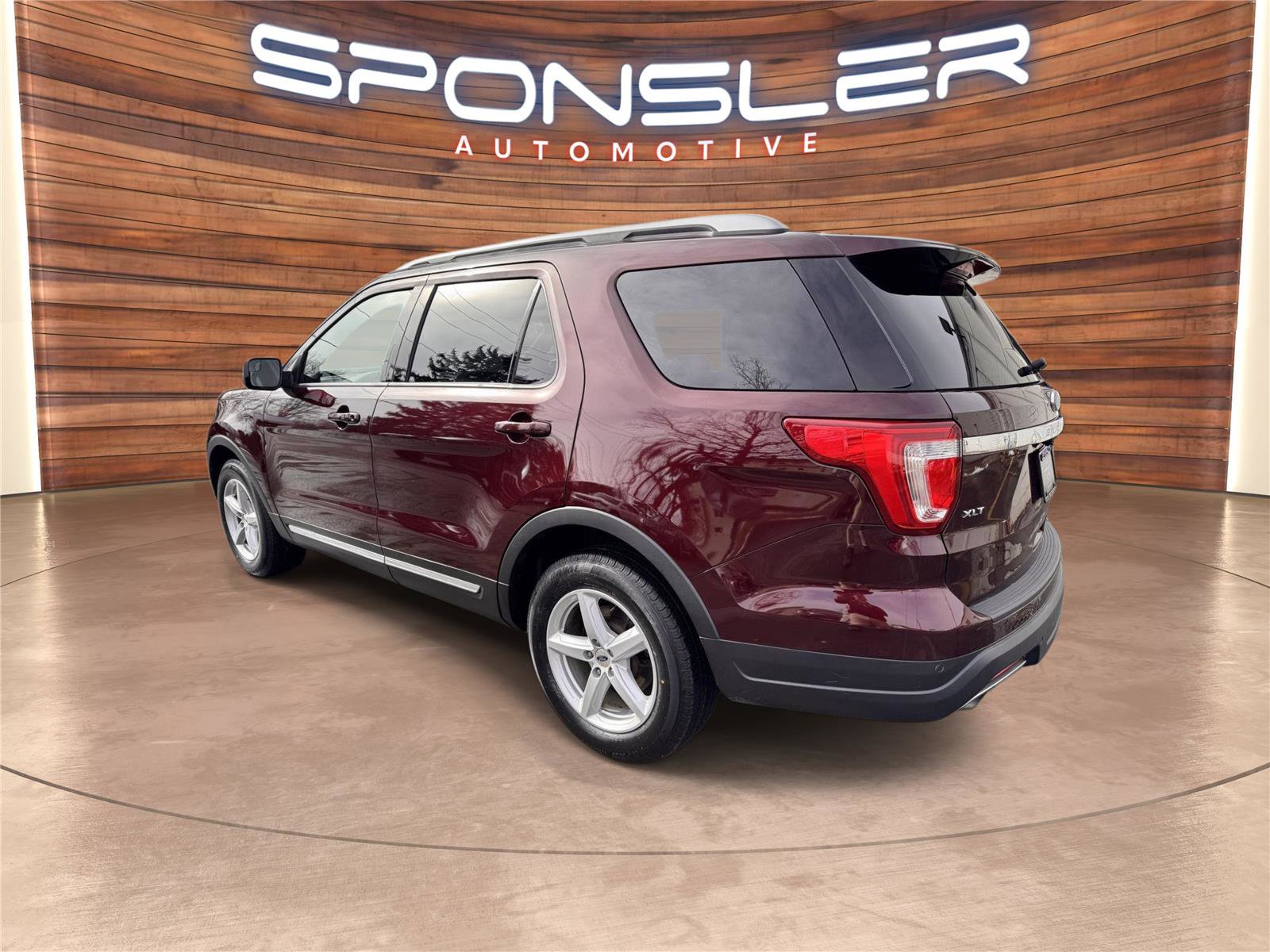 Used 2018 Ford Explorer XLT image 2