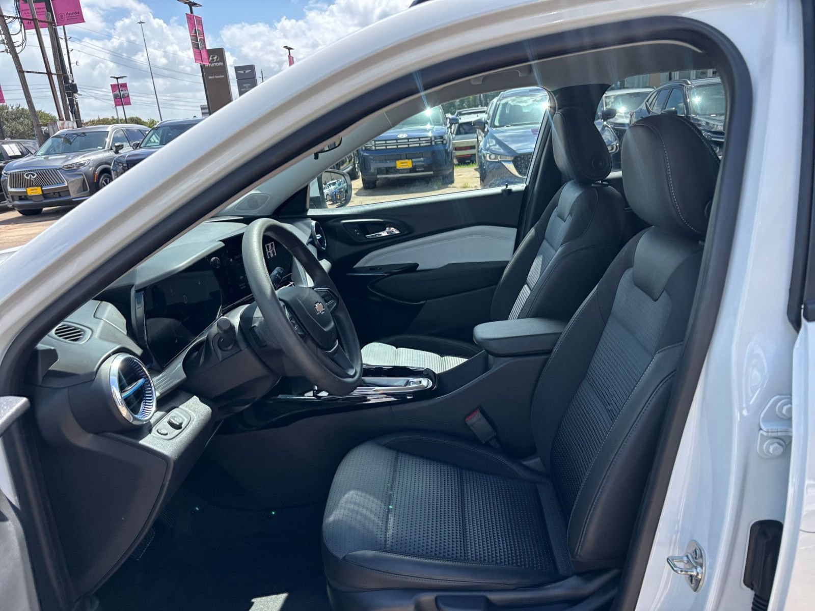 Used 2025 Chevrolet Trax LT FWD image 21