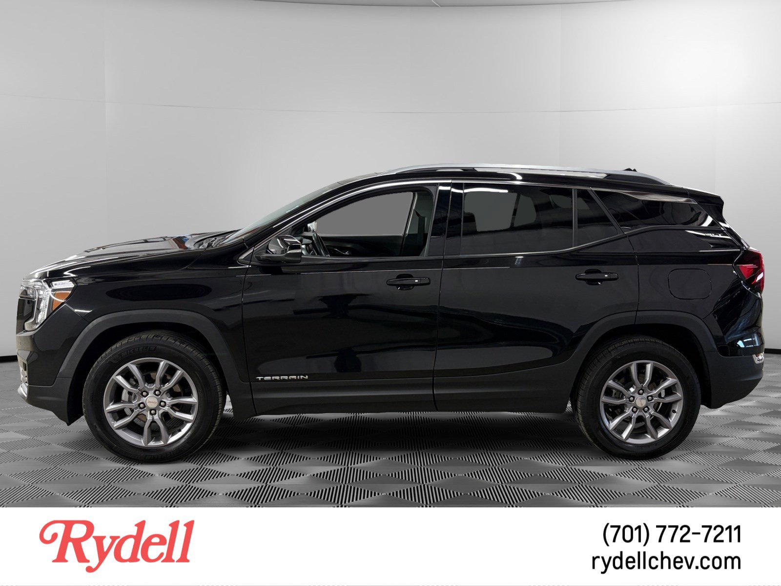 Used 2024 GMC Terrain SLT w/ Tech Package AWD/4WD image 2