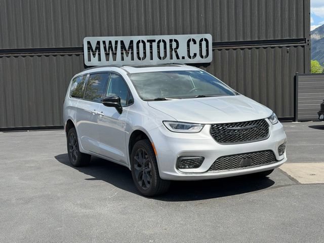 Used 2024 Chrysler Pacifica Limited w/ S Appearance Package