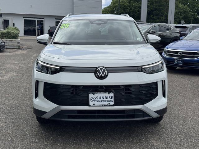 Used 2025 Volkswagen Tiguan SE AWD/4WD image 2