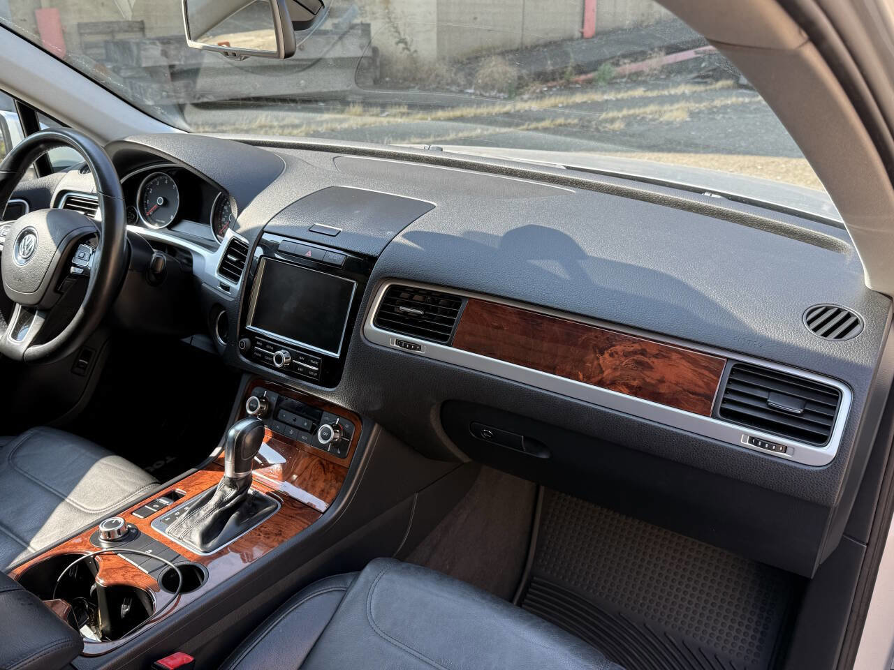 Used 2012 Volkswagen Touareg Sport image 5