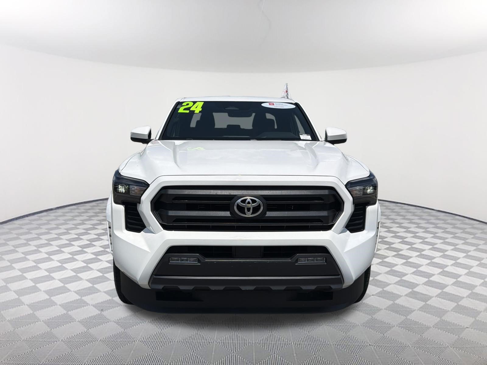 Certified 2024 Toyota Tacoma SR5 AWD/4WD image 2