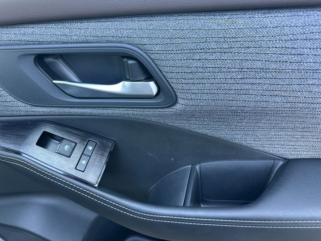 Used 2023 Nissan Rogue SV image 19