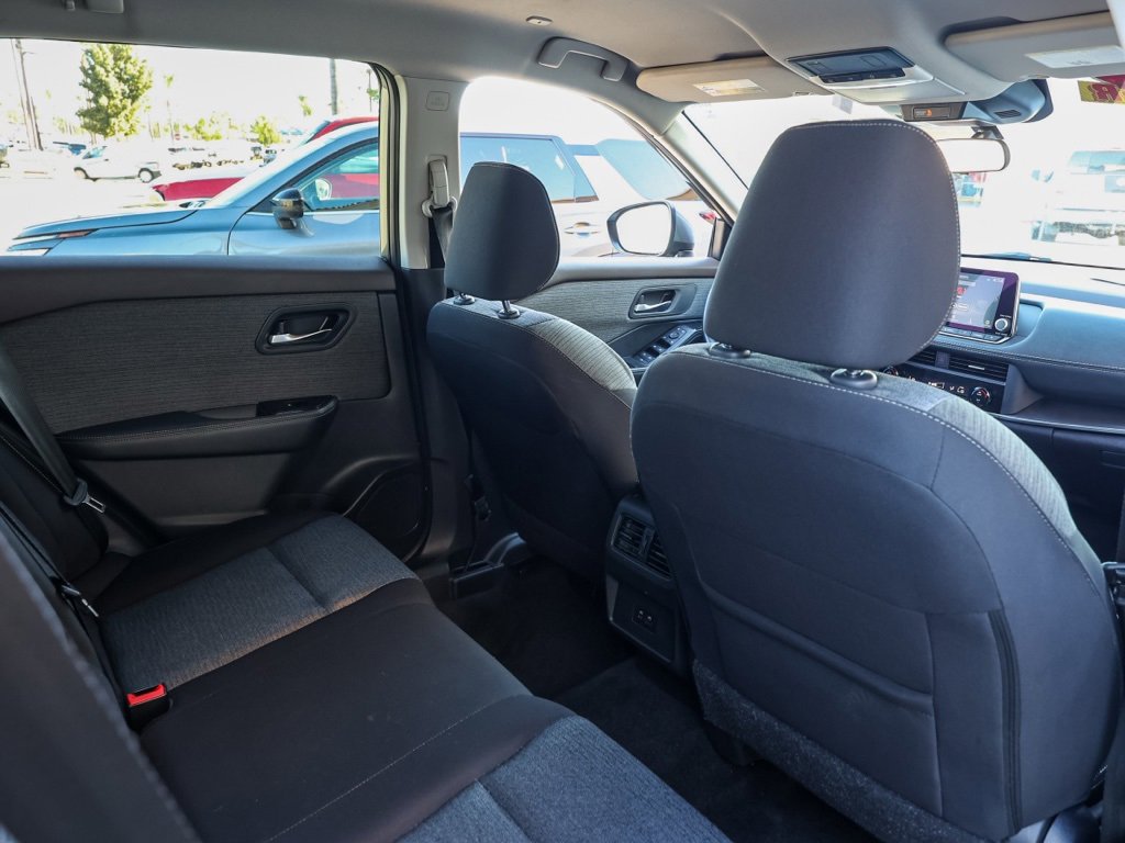 Used 2023 Nissan Rogue SV image 17