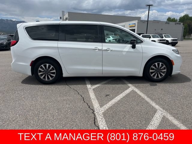 Used 2024 Chrysler Pacifica Limited FWD image 2