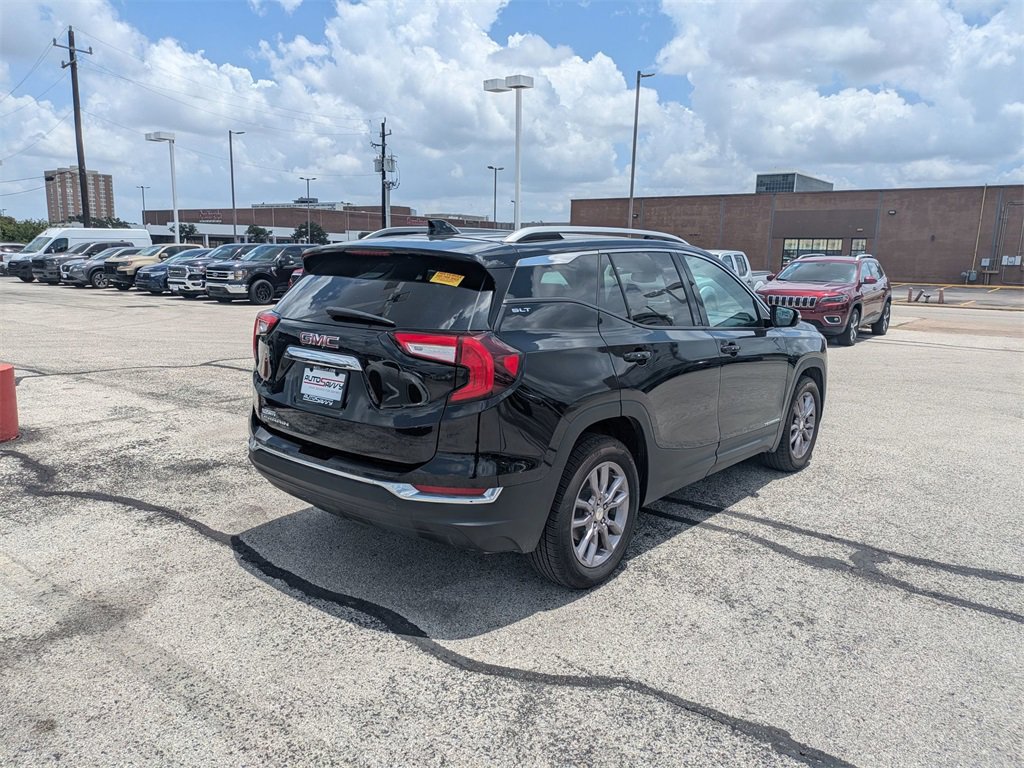 Used 2023 GMC Terrain SLT image 3