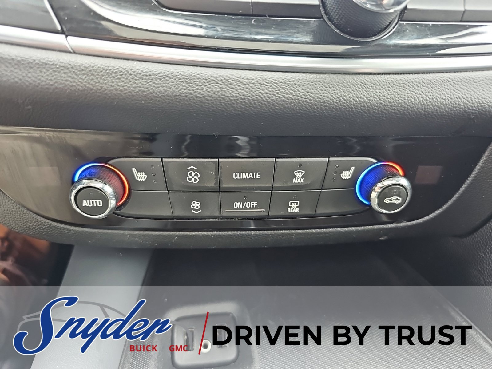 Used 2019 Buick Enclave Essence AWD/4WD image 22