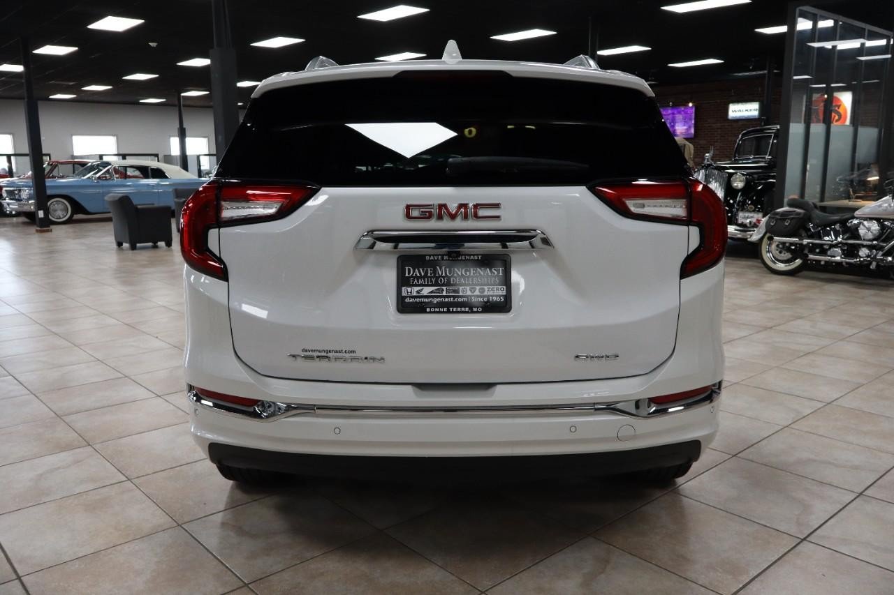 Used 2024 GMC Terrain Denali w/ Denali Premium Package AWD/4WD image 4