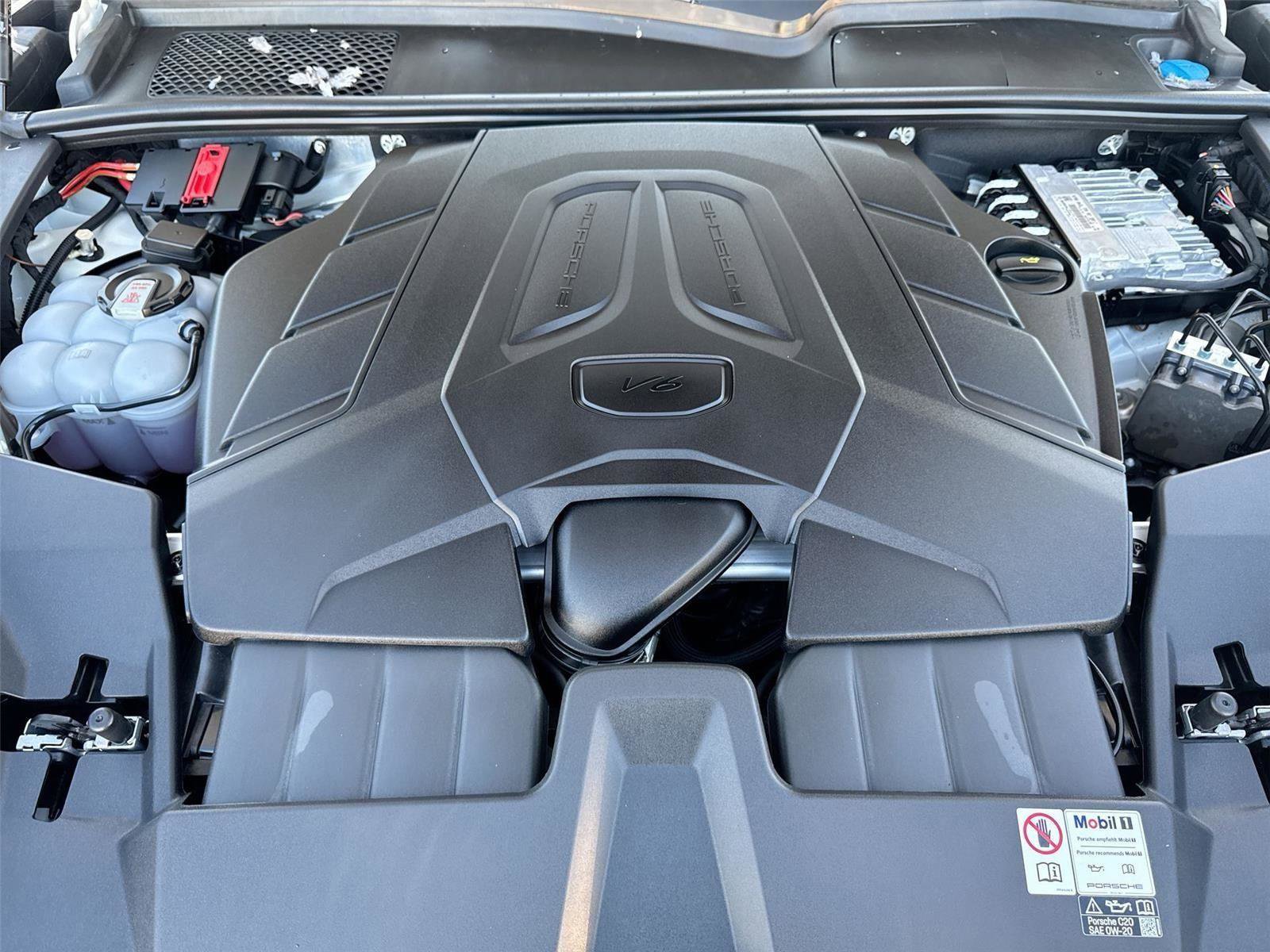 Used 2024 Porsche Cayenne Coupe image 18