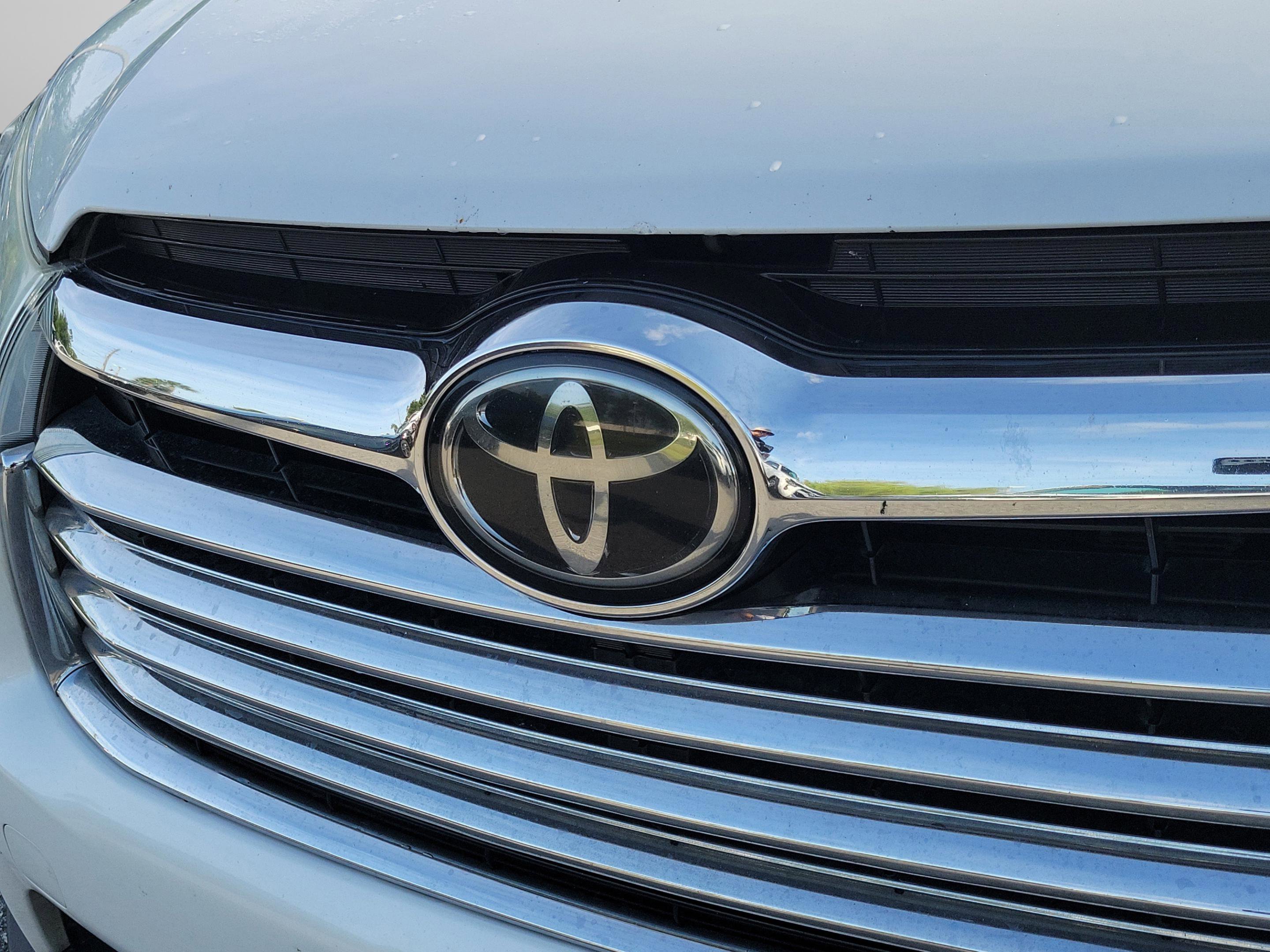 Used 2015 Toyota Highlander Limited w/ Driver Technology Package AWD/4WD image 12
