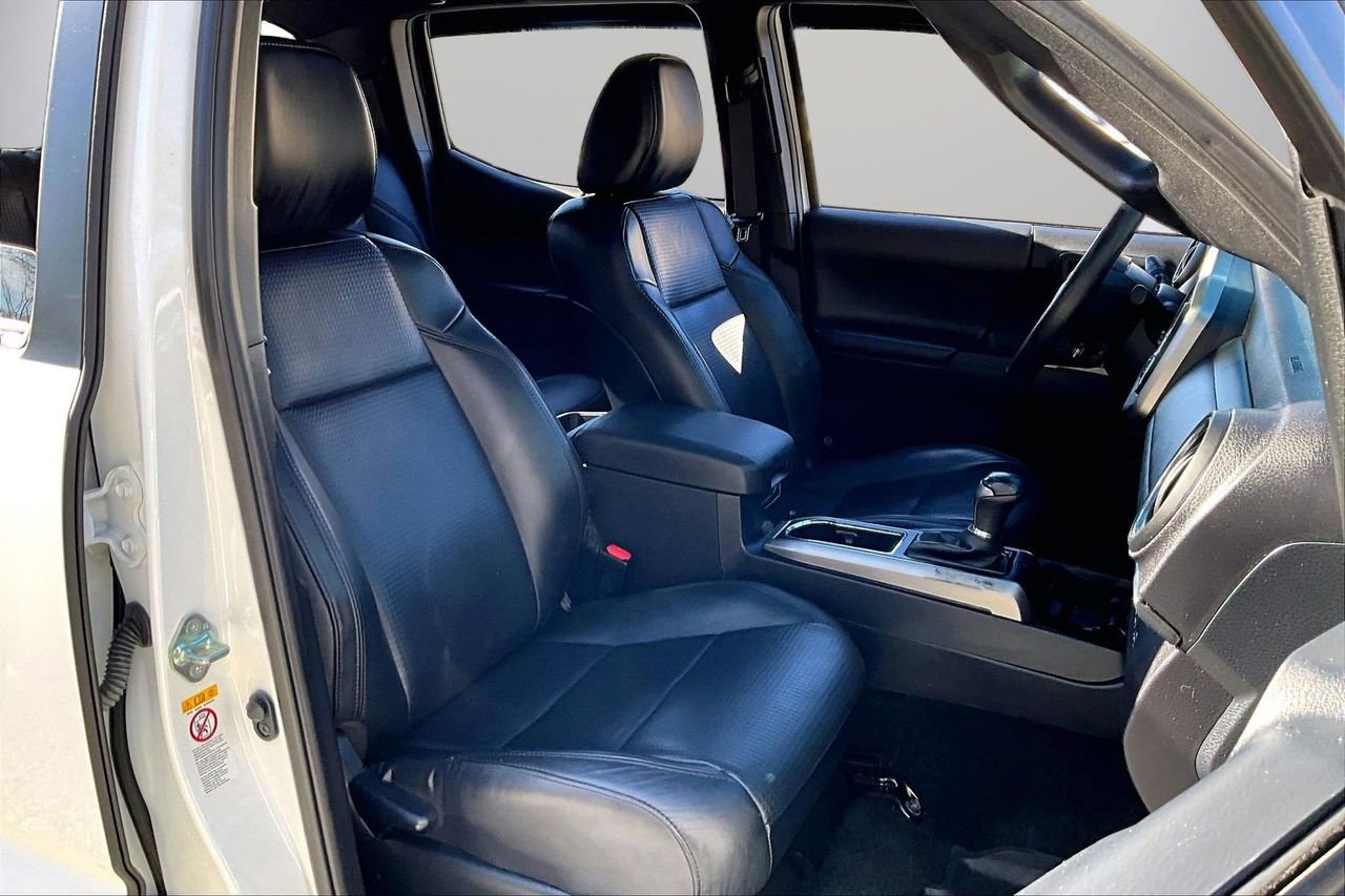 Used 2019 Toyota Tacoma Limited image 23