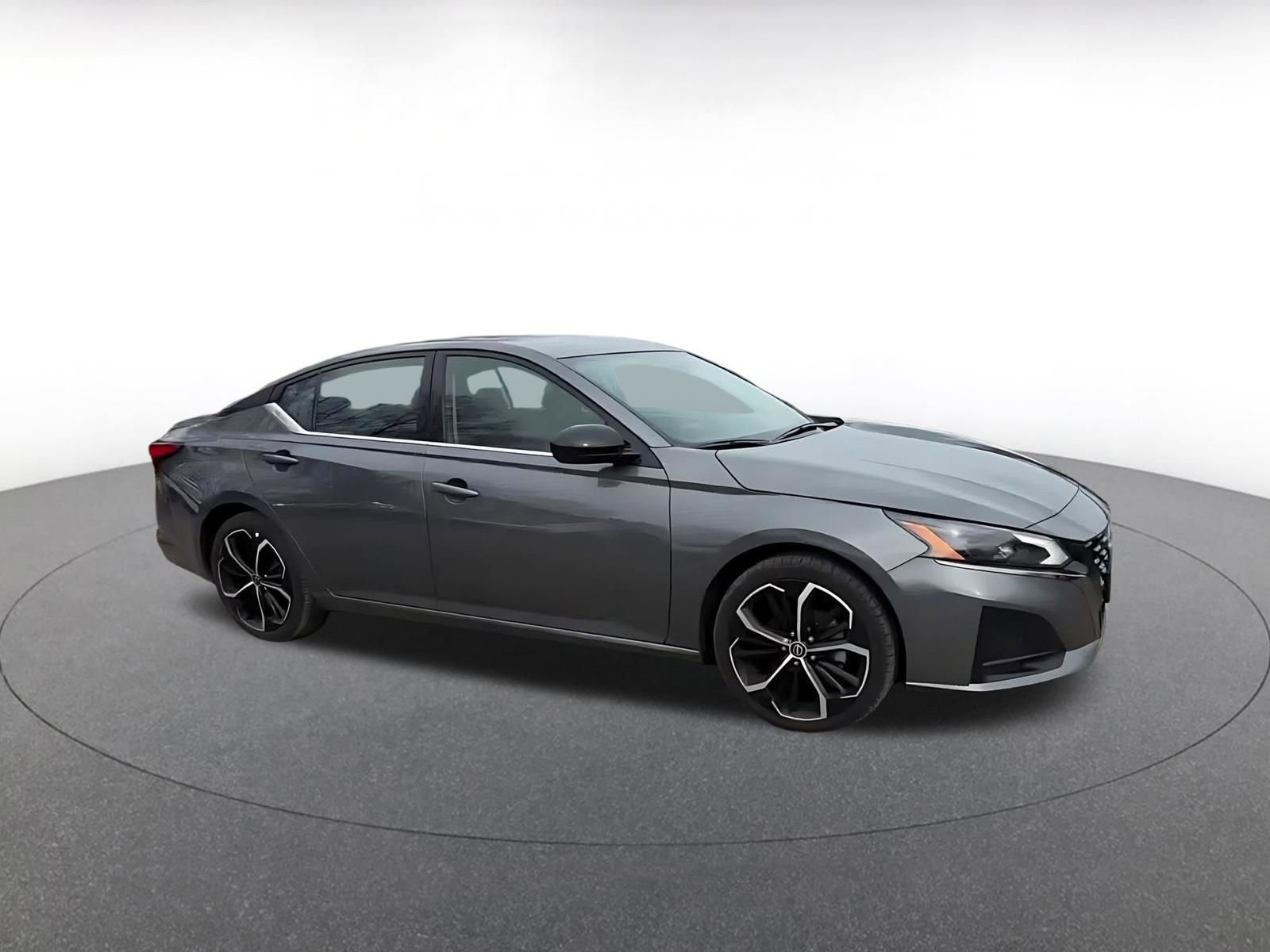 Used 2025 Nissan Altima 2.5 SR image 2