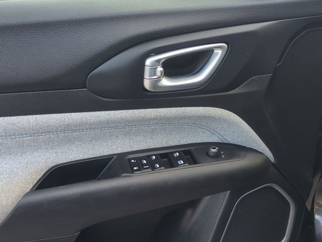 Used 2024 Jeep Compass Latitude image 13