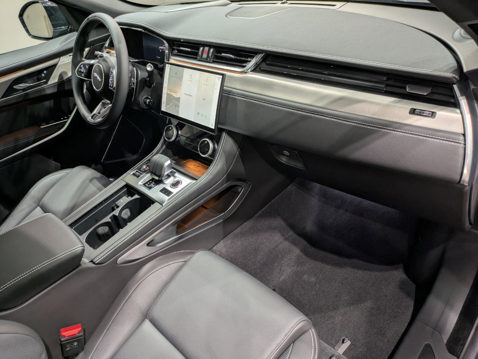 New 2026 Jaguar F-PACE R-Dynamic S image 25